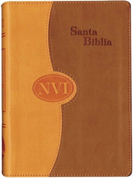 ** Biblia en español con cobertura de piel en tonos marrones.