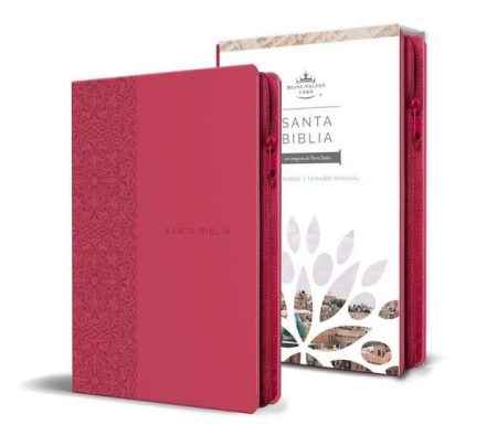 ** Una Biblia de tapa dura en color rosa junto a un estuche decorativo.