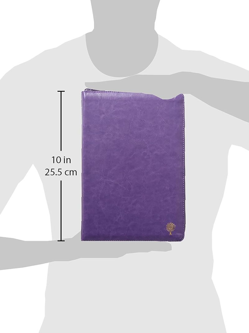 ** Imagen de una persona sosteniendo una funda protectora morada para tablet, con dimensiones de 25.5 cm (10 in) de alto.