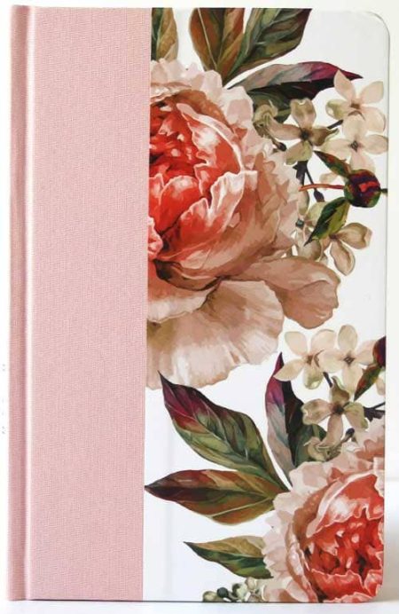 ** Portada de diario con diseño floral, incluyendo peonías y flores pequeñas sobre fondo blanco y lomo rosado. 