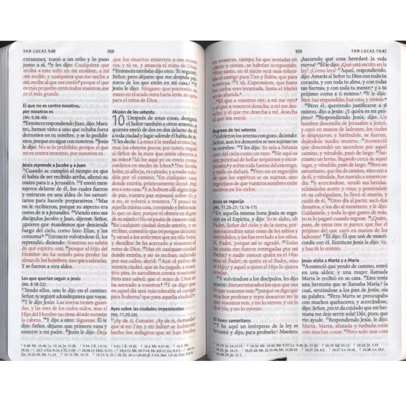 ** Imagen de un libro religioso abierto, con texto en negro y rojo.