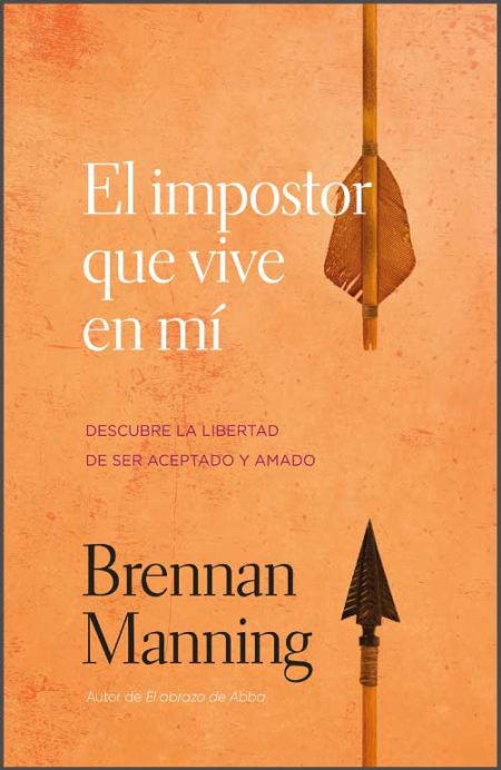 El impostor que vive en mí" de Brennan Manning. La imagen presenta un fondo anaranjado con una flecha oscura apuntando hacia abajo y una pluma colgando de una cuerda. El título y el nombre del autor están en letras blancas y negras.