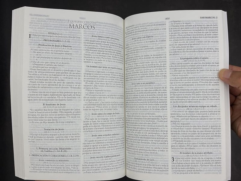 ** Una biblia abierta mostrando páginas del Evangelio según San Marcos.