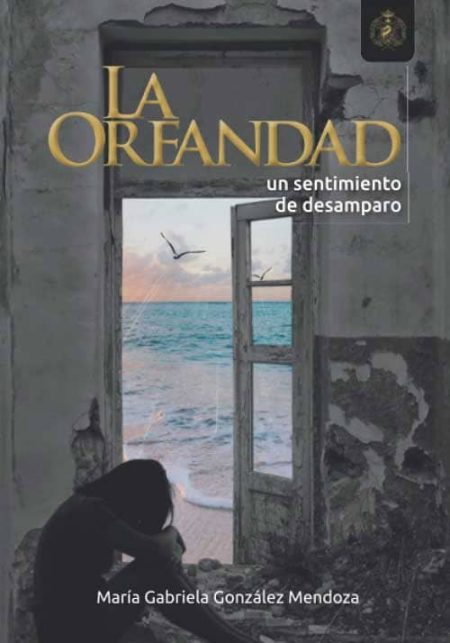 La Orfandad" de María Gabriela González Mendoza, con una ventana rota que muestra un paisaje marítimo y una persona sentada en el suelo en una habitación oscura.