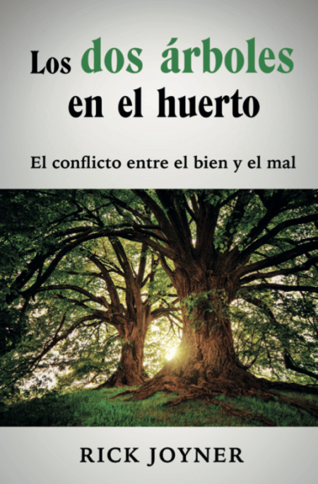** Portada del libro titulado "Los dos árboles en el huerto" de Rick Joyner, que muestra dos grandes árboles con un rayo de luz entre ellos y el subtítulo "El conflicto entre el bien y el mal".