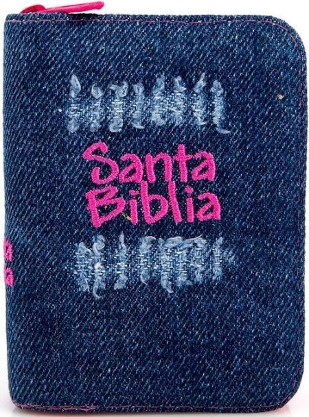 ** Portada de una Biblia cubierta con una funda de mezclilla azul, con las palabras "Santa Biblia" bordadas en rosa.