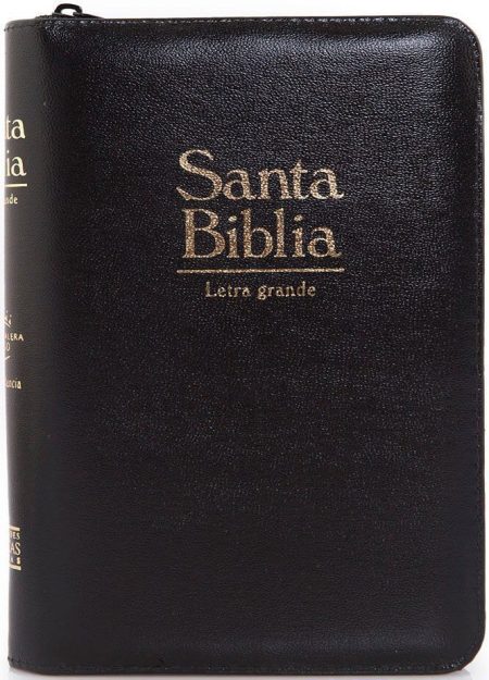 ** Una Biblia de tapa negra con inscripción "Santa Biblia, Letra grande".