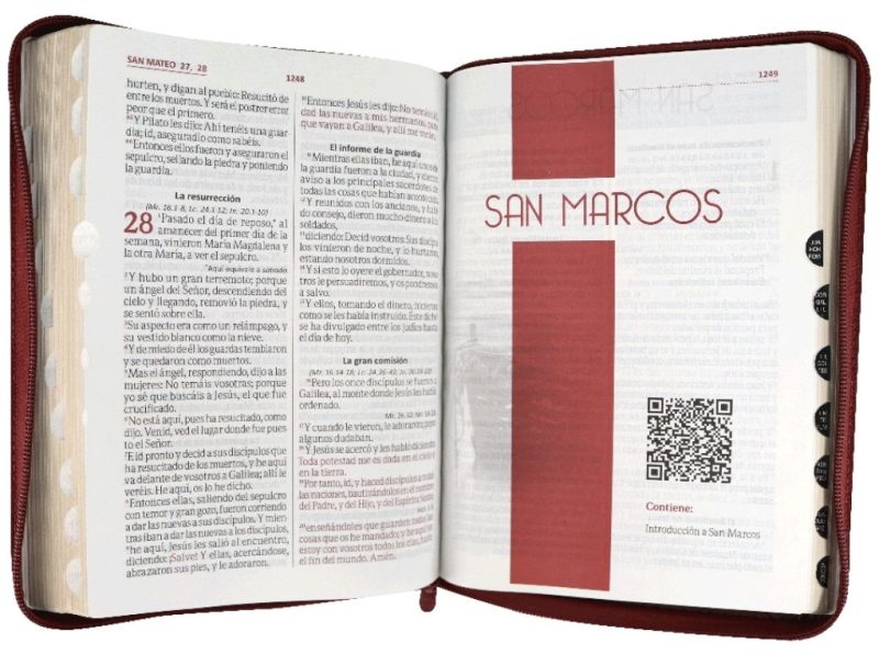 ** Imagen de una Biblia abierta en la sección del Evangelio de San Marcos, mostrando texto y un código QR.