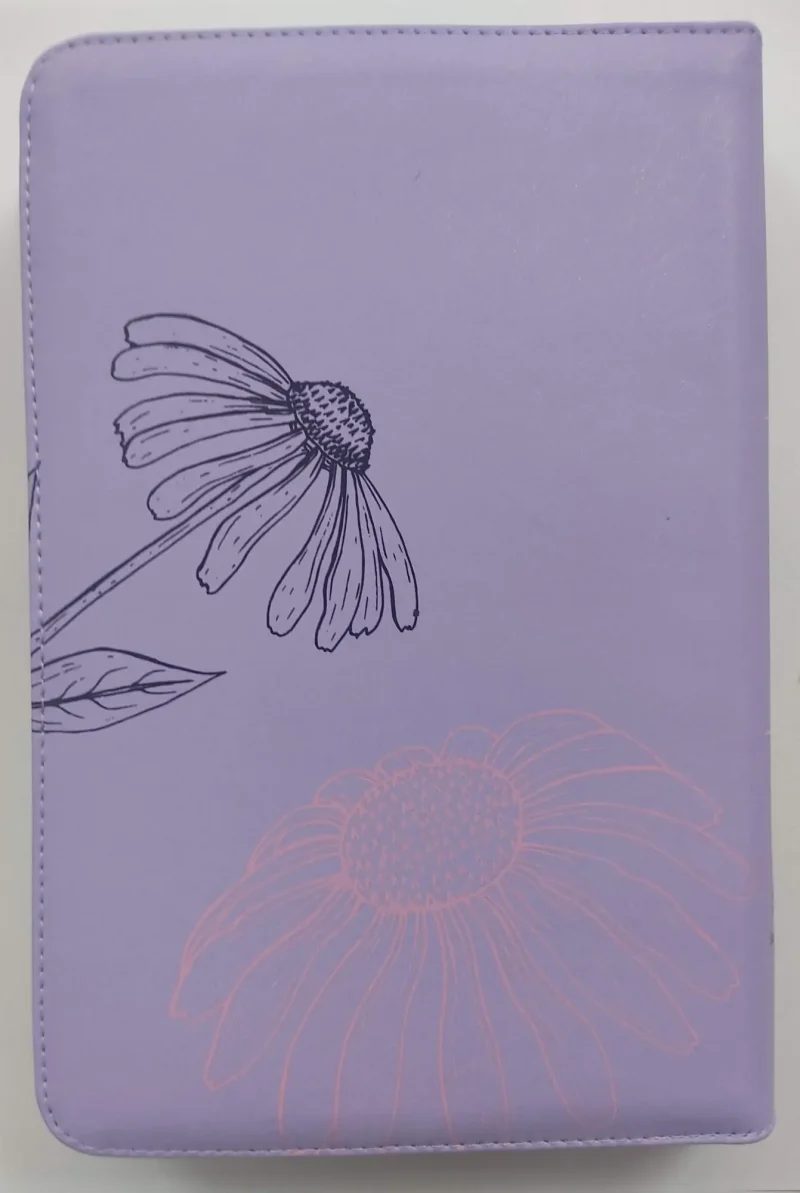 ** Diario de color lavanda con ilustraciones de flores en la portada.