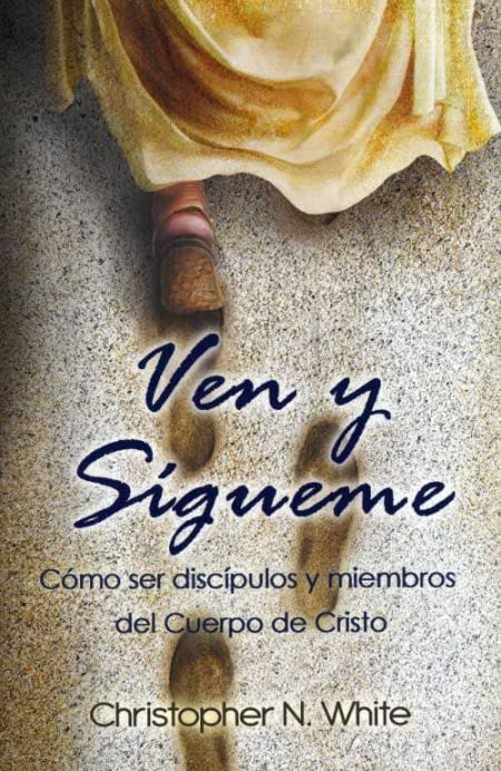 Ven y Sígueme" de Christopher N. White, mostrando pies caminando sobre un sendero polvoriento.