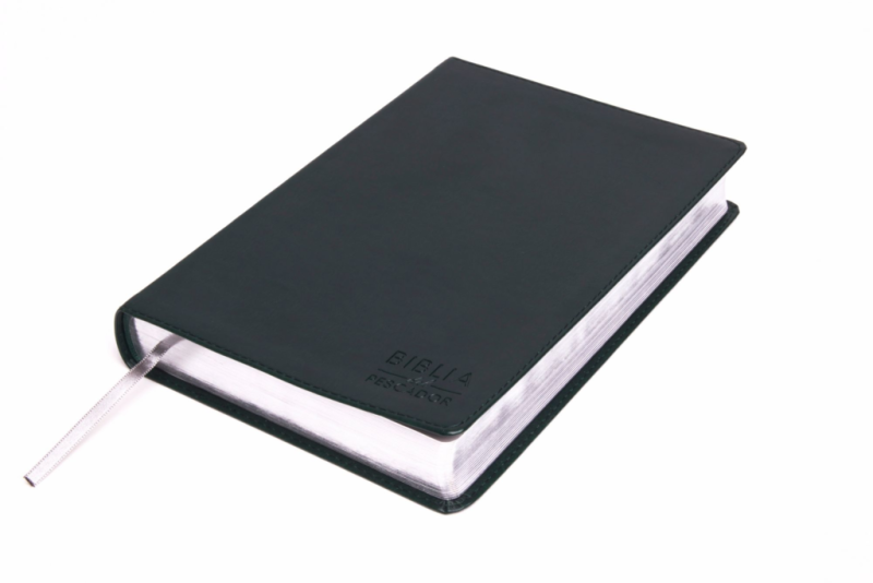 ** Una agenda de tapa dura color negro con marcador de página integrado.