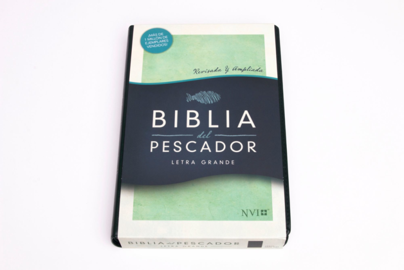 ** Portada de la Biblia del Pescador, edición de letra grande, con una banda azul que muestra el título y un dibujo de pez.