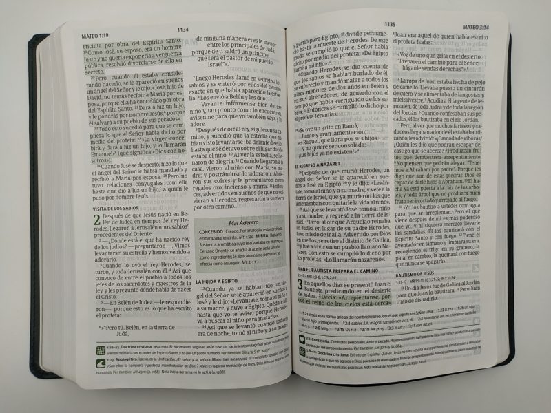 ** Páginas abiertas de una Biblia mostrando el libro de Marcos, capítulos 1 a 3, sobre una superficie blanca.