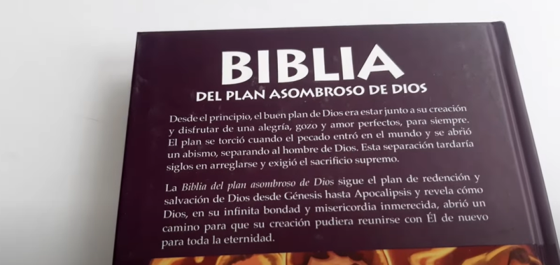 ** Primer plano de la portada de un libro titulado "Biblia del Plan Asombroso de Dios".