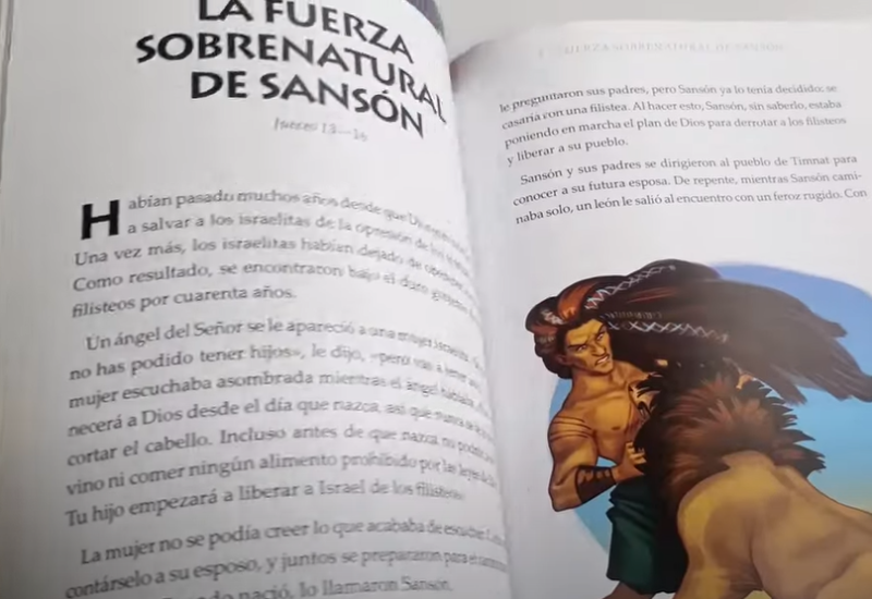 ** Página abierta de un libro con texto en español sobre "La fuerza sobrenatural de Sansón". A la derecha, una ilustración colorida muestra a Sansón luchando con un león.