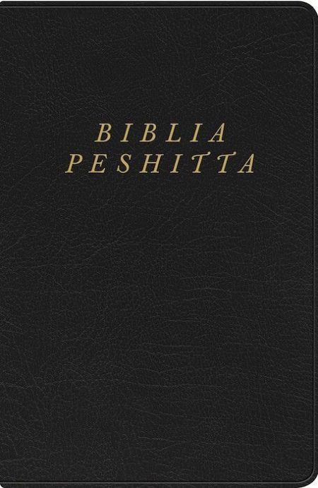 ** Portada negra de la Biblia Peshitta con el título en letras doradas.