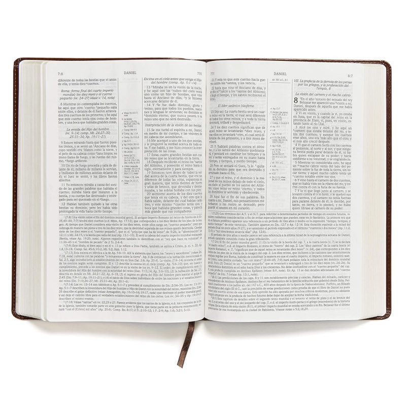 ** Vista superior de un libro abierto con páginas llenas de texto y un marcador de tela.
