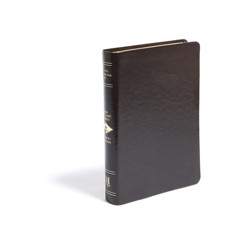 ** Un libro de tapa dura negro con detalles dorados en el lomo, colocado sobre un fondo blanco.