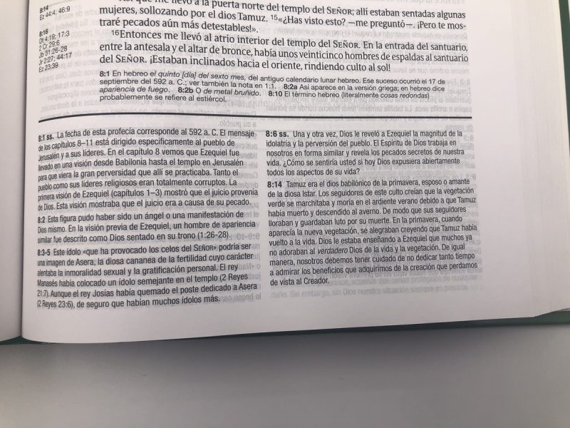 ** Imagen de una página abierta de un libro en español, con texto en columnas y numeraciones que indican versículos o referencias.