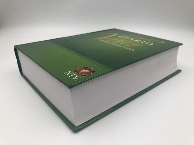 ** Imagen de un libro de gran tamaño con una portada verde, titulado "Diario Vivir" en el lomo.