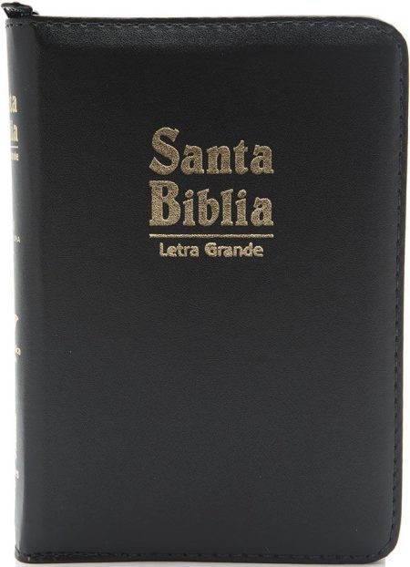 ** Biblia negra de letra grande con cubierta de cuero.