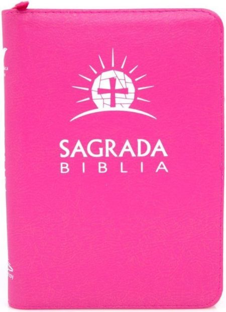 ** Portada de una Biblia Sagrada de color fucsia con un diseño de cruz y rayos en blanco.