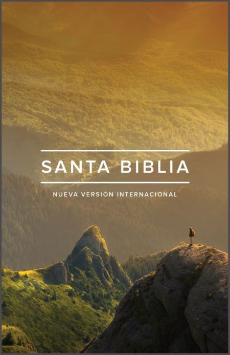 ** Portada de la "Santa Biblia" con un paisaje montañoso al atardecer.