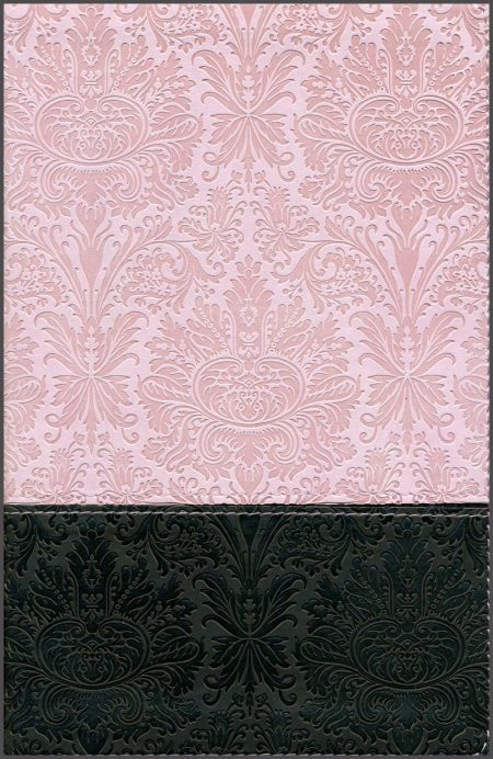 ** Un patrón de damasco decorativo en tonos de rosa claro y negro, con un diseño intricado que combina motivos florales y arabescos.