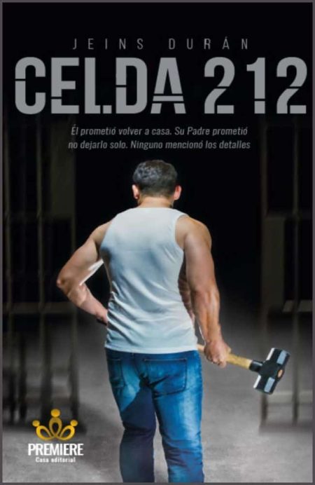 ** Hombre de espaldas sosteniendo un mazo en un pasillo oscuro con rejas abiertas.