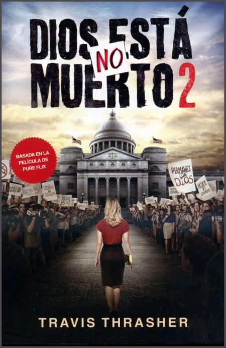 Dios No Está Muerto 2" de Travis Thrasher, mostrando a una mujer de espaldas frente a un edificio gubernamental con manifestantes sosteniendo carteles.