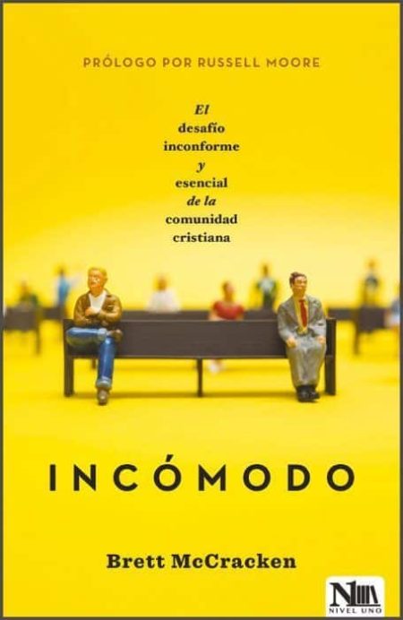 Incómodo" de Brett McCracken que muestra a dos figuras en miniatura sentadas en un banco, sobre un fondo amarillo.