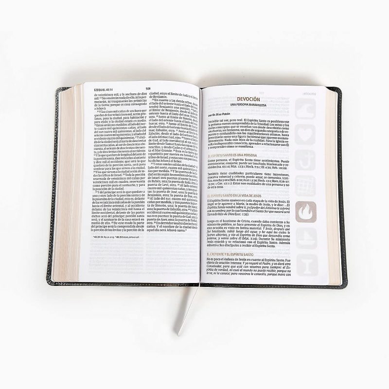 ** Imagen de una Biblia abierta mostrando páginas del libro de Isaías con texto en columnas.