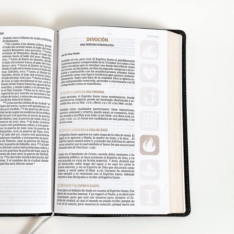 ** Página abierta de un libro devocional en español con secciones y símbolos religiosos.