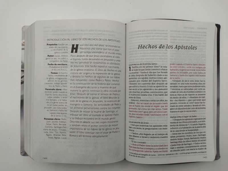 ** Página abierta de un libro religioso mostrando el inicio del capítulo "Hechos de los Apóstoles" en español.