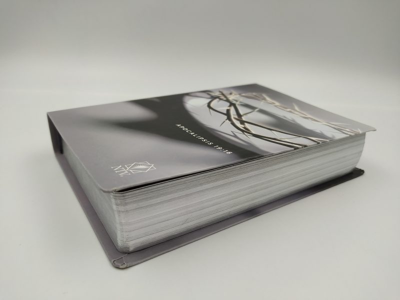 ** "Un libro de tapa dura colocado sobre una superficie blanca."