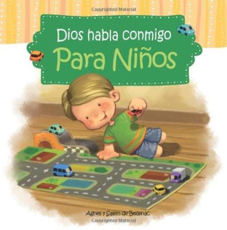 ** Portada de un libro titulado "Dios habla conmigo para Niños", mostrando a un niño jugando con autos de juguete sobre una alfombra con diseño de pista de carreras.