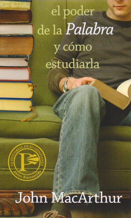 El poder de la Palabra y cómo estudiarla" de John MacArthur, mostrando a una persona sentada en un sofá junto a un montón de libros.