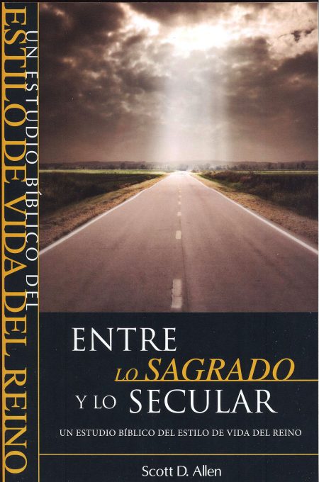 Entre lo Sagrado y lo Secular" de Scott D. Allen. La imagen muestra una carretera recta que se extiende hacia el horizonte bajo un cielo parcialmente nublado donde se filtra la luz solar.