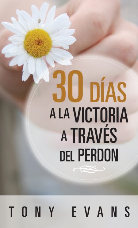 30 Días a la Victoria a Través del Perdón" de Tony Evans, con una flor blanca en el fondo.