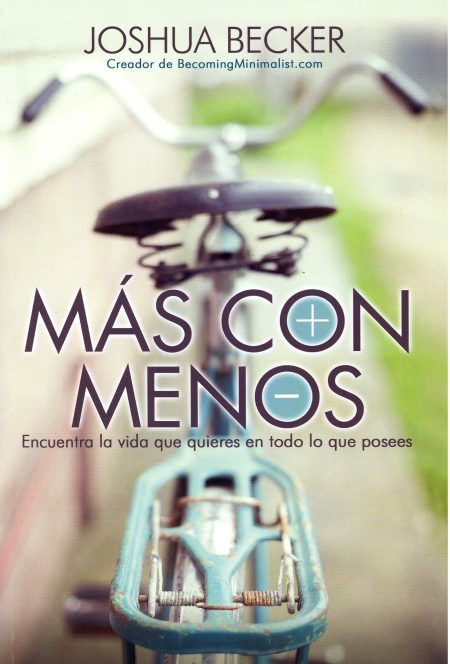 Más con Menos" de Joshua Becker, con una imagen desenfocada de una bicicleta en el fondo.