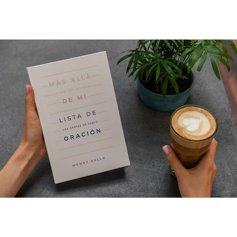 ** Una persona sosteniendo un libro titulado "Más allá de mi lista de oración" junto a una planta y un café con leche decorado con arte latte.