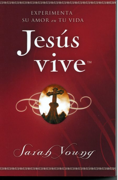  Portada de color rojo del libro "Jesús Vive" de Sarah Young, con una cruz en el centro y adornos decorativos.