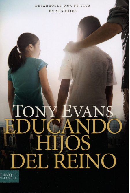 Educando Hijos del Reino" de Tony Evans, mostrando a dos niños de espaldas observando el horizonte mientras un adulto descansa su mano sobre uno de ellos.