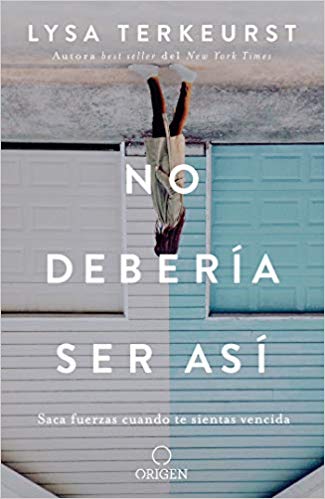 No Debería Ser Así" de Lysa TerKeurst con una imagen de una persona de pie sobre una superficie de concreto y un cielo reflejado en el agua.