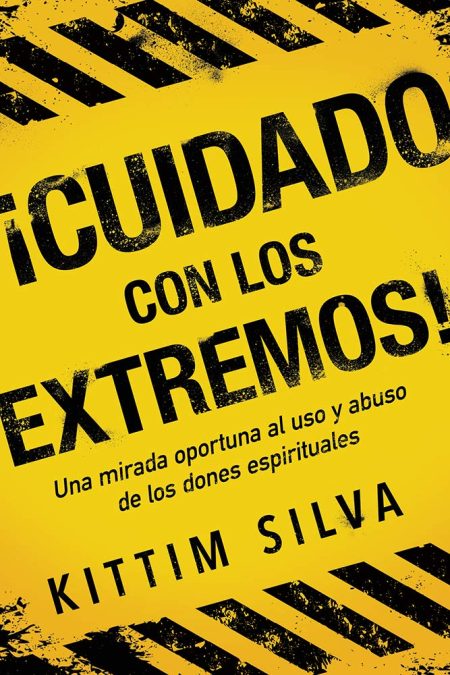 ** Portada amarilla del libro "¡Cuidado con los extremos!" de Kittim Silva, con diseño de advertencia en partes superior e inferior.