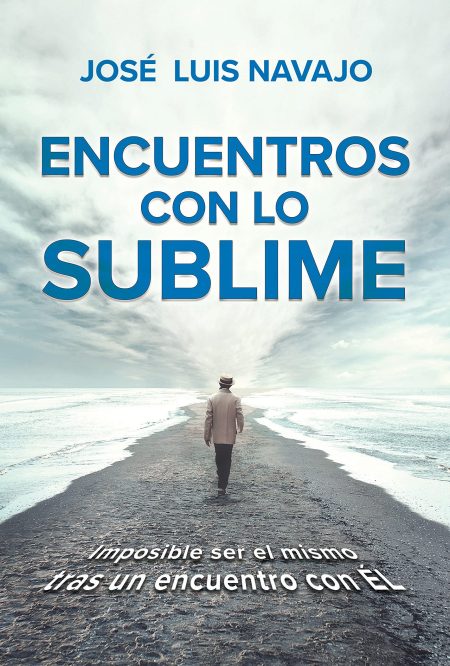 ** Hombre caminando solo por un camino hacia el horizonte bajo un cielo nublado.