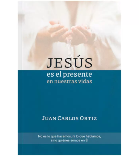 Jesús es el presente en nuestras vidas" de Juan Carlos Ortiz. Muestra manos elevadas en un gesto de oración y el texto está en una franja azul.
