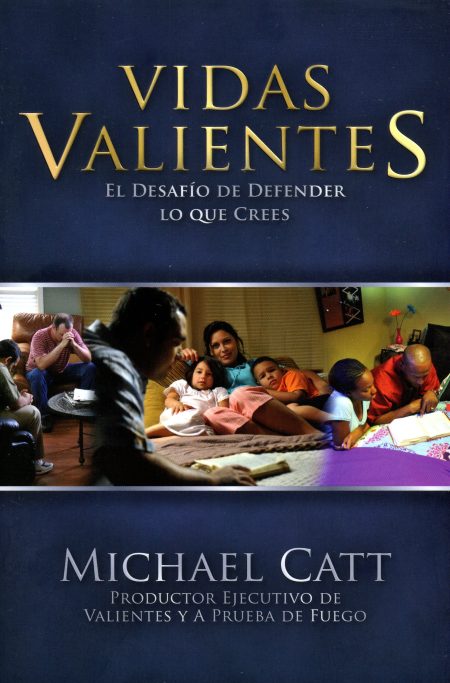 Vidas Valientes: El desafío de defender lo que crees" de Michael Catt. La imagen muestra una familia reunida con niños jugando y una escena cálida en el hogar.