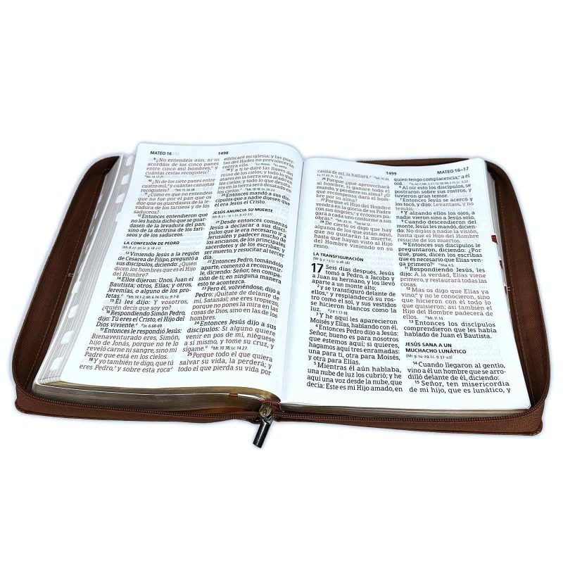 ** Una Biblia abierta con texto en español, con una cubierta de color marrón que se observa parcialmente.