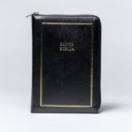 ** Biblia de tapa negra con cierre, destacada sobre un fondo gris claro.